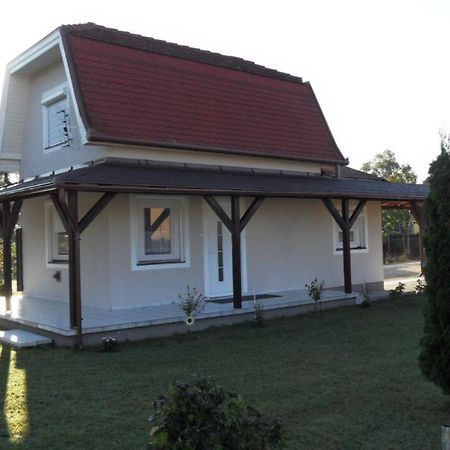 Ferienhaus Am Plattensee Balatonmariafurdo Luaran gambar