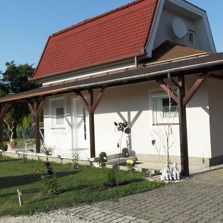 Ferienhaus Am Plattensee Balatonmariafurdo Luaran gambar