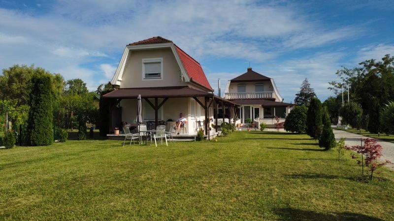 Ferienhaus Am Plattensee Balatonmariafurdo Luaran gambar