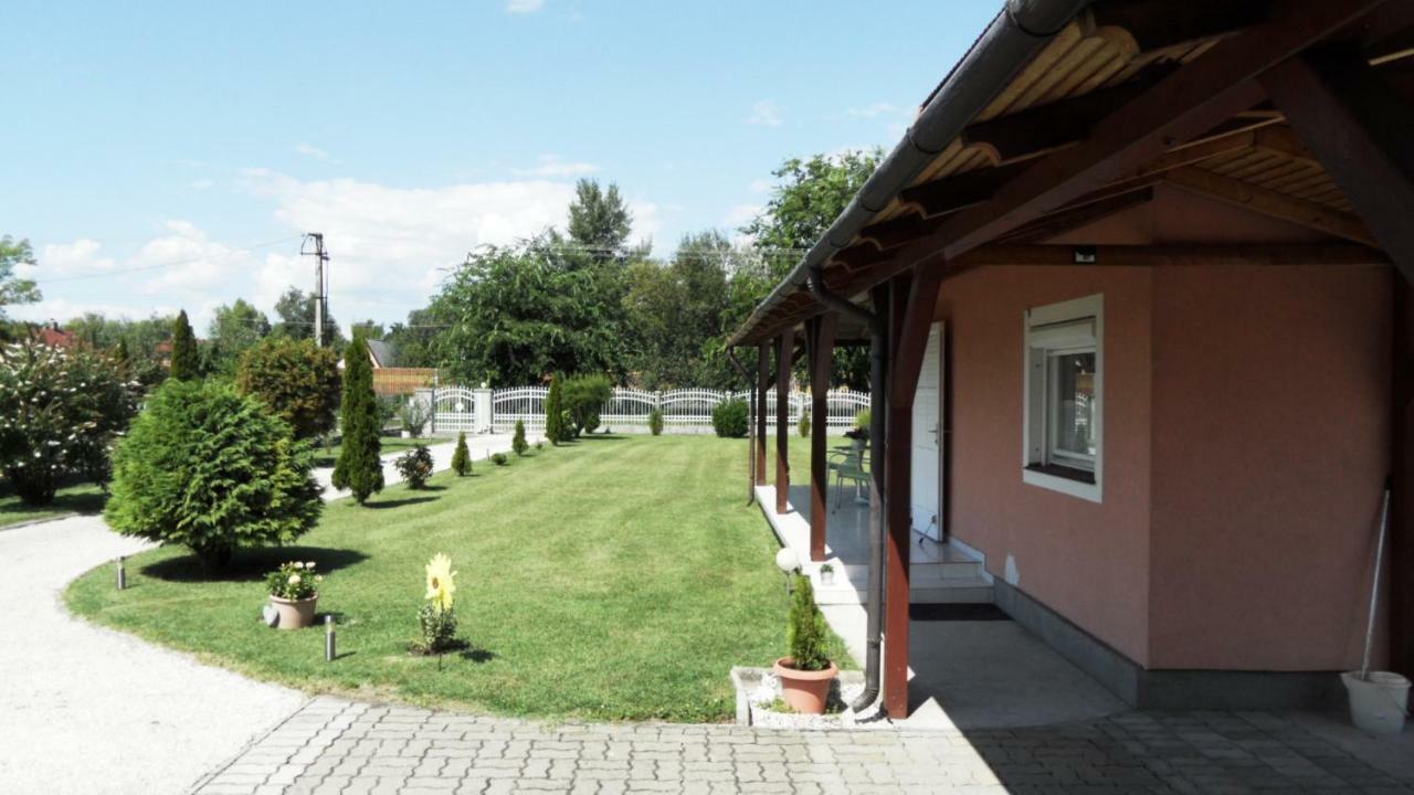Ferienhaus Am Plattensee Balatonmariafurdo Luaran gambar