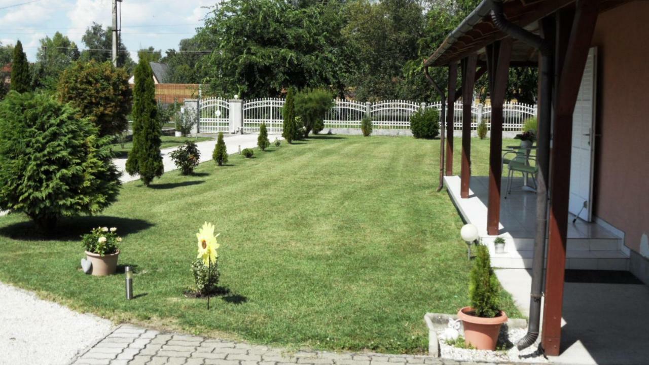 Ferienhaus Am Plattensee Balatonmariafurdo Luaran gambar